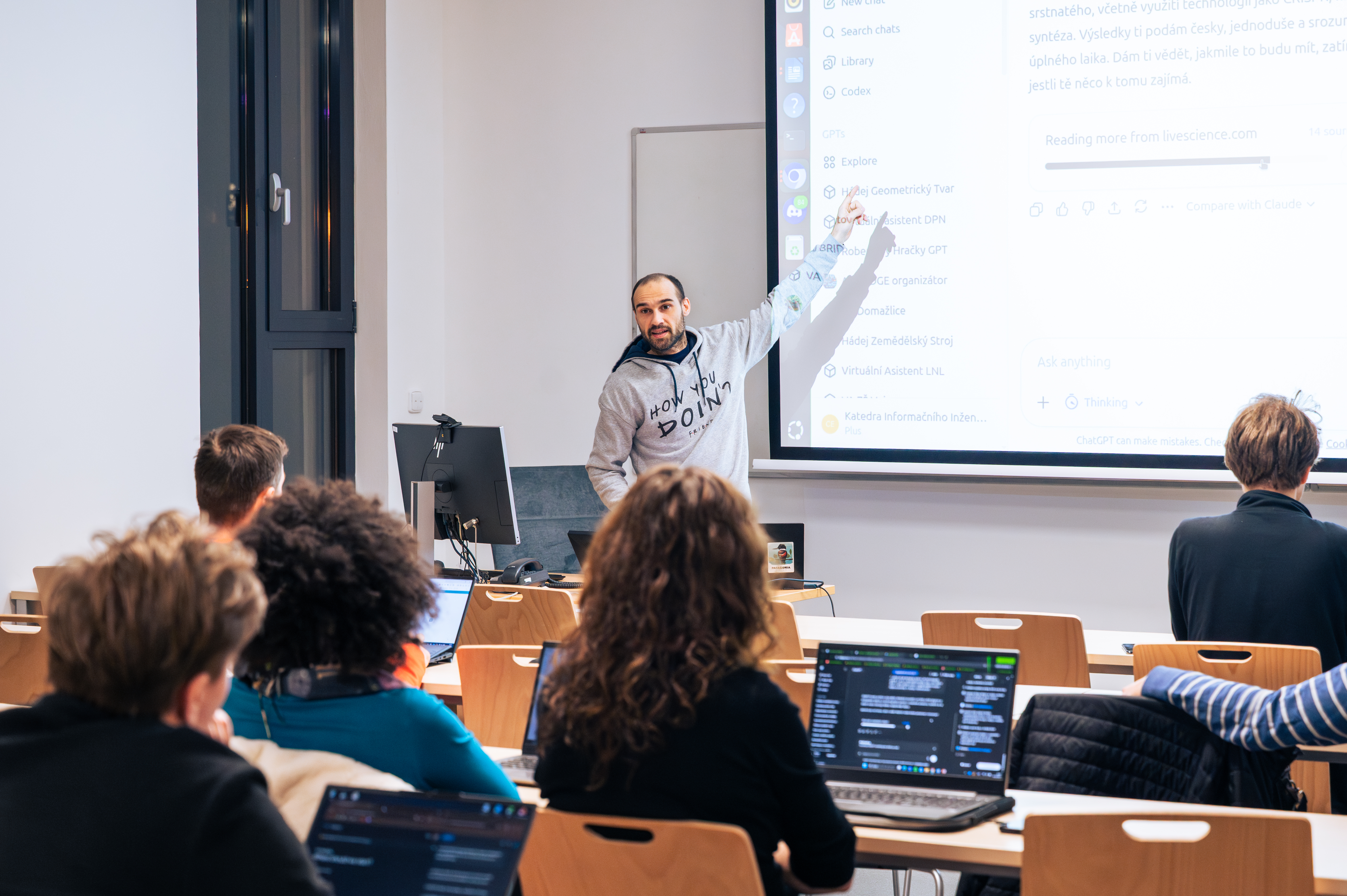 Účastníci ladí prompty v NotebookLM a ScholarGPT